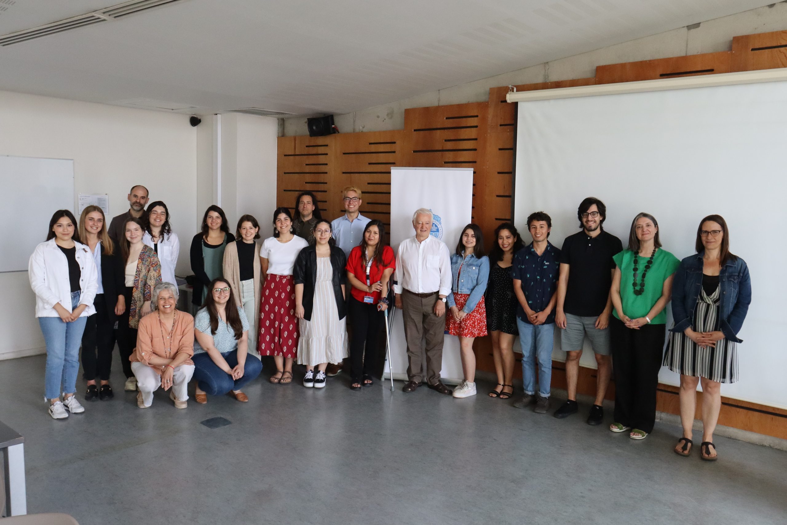 Foto grupal del equipo de College UC y quienes obtuvieron la Beca San Andrés.