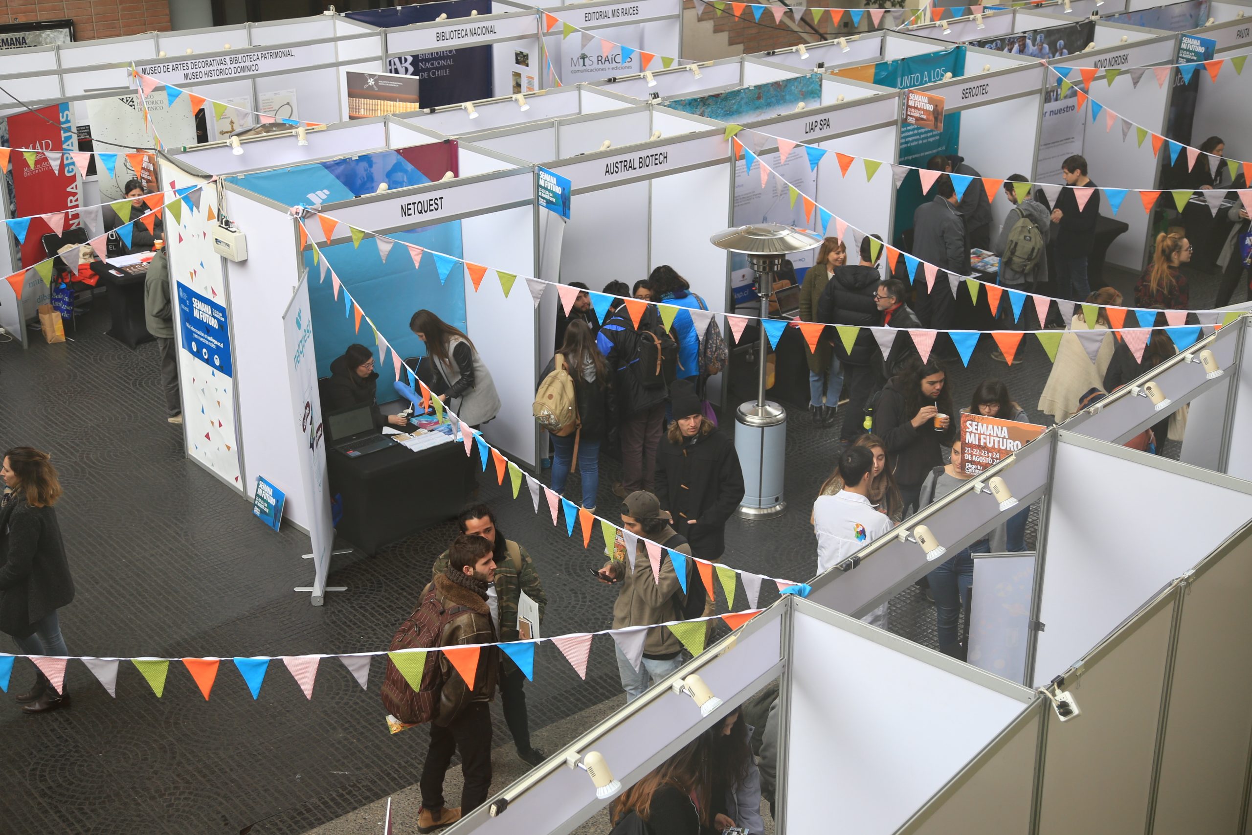Feria de Pasantías en el patio de College con muchos estudiantes participando.