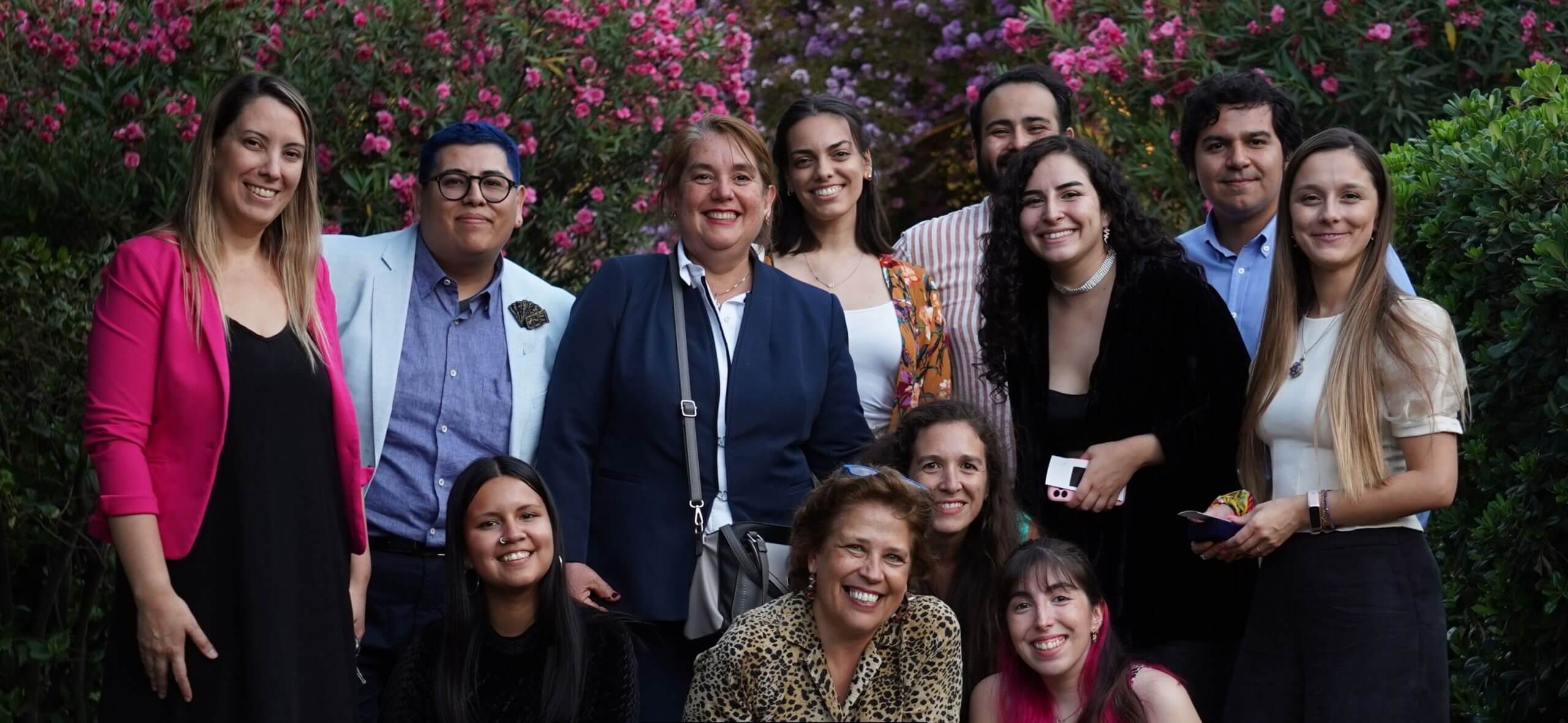 Equipo y egresados de College UC sonriendo.