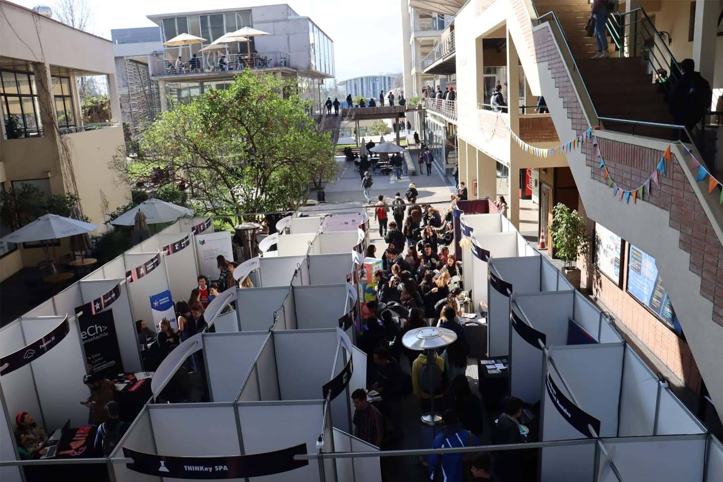 Feria de Pasantías en el patio de College con muchos estudiantes participando.