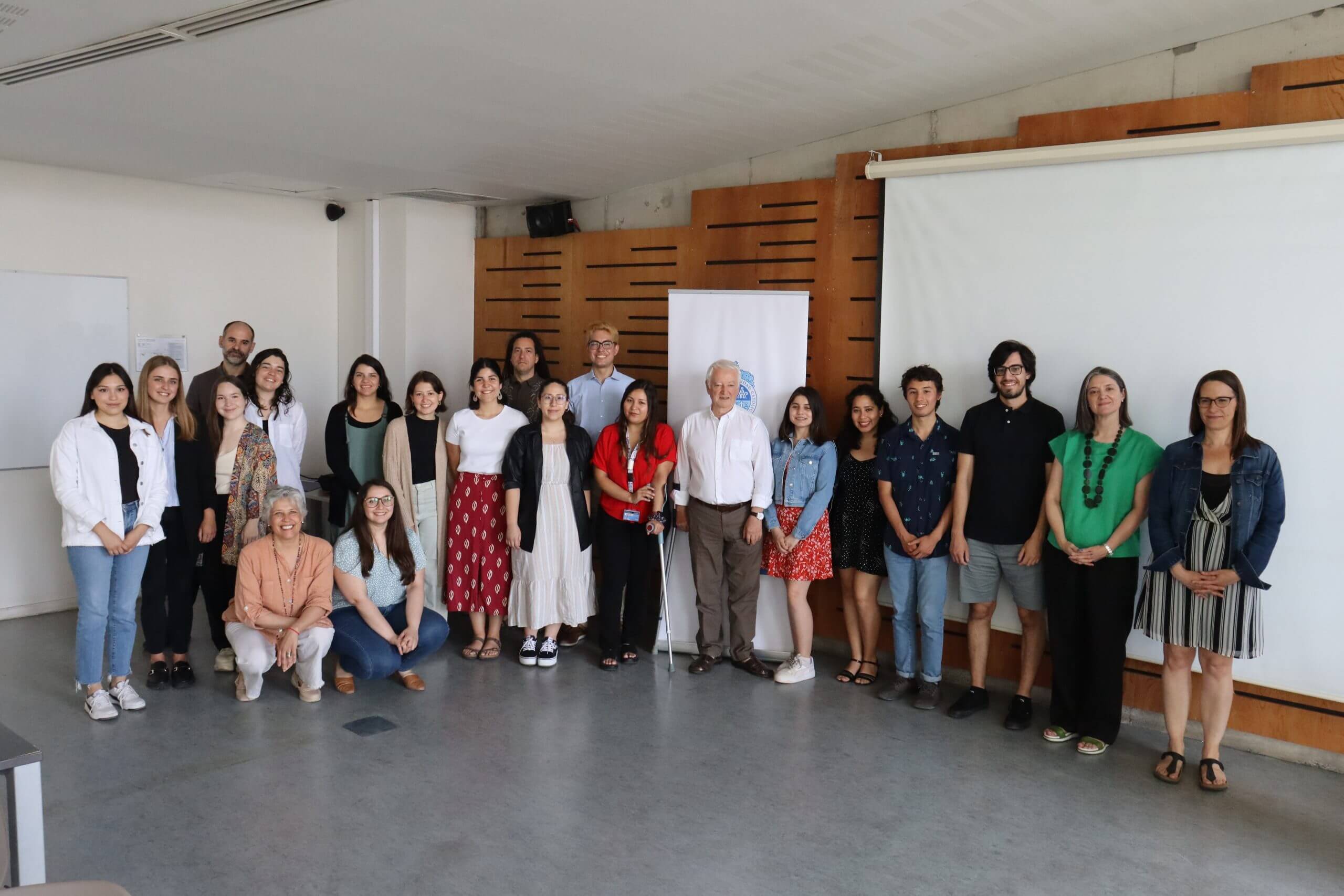 Foto grupal del equipo de College UC y quienes obtuvieron la Beca San Andrés.