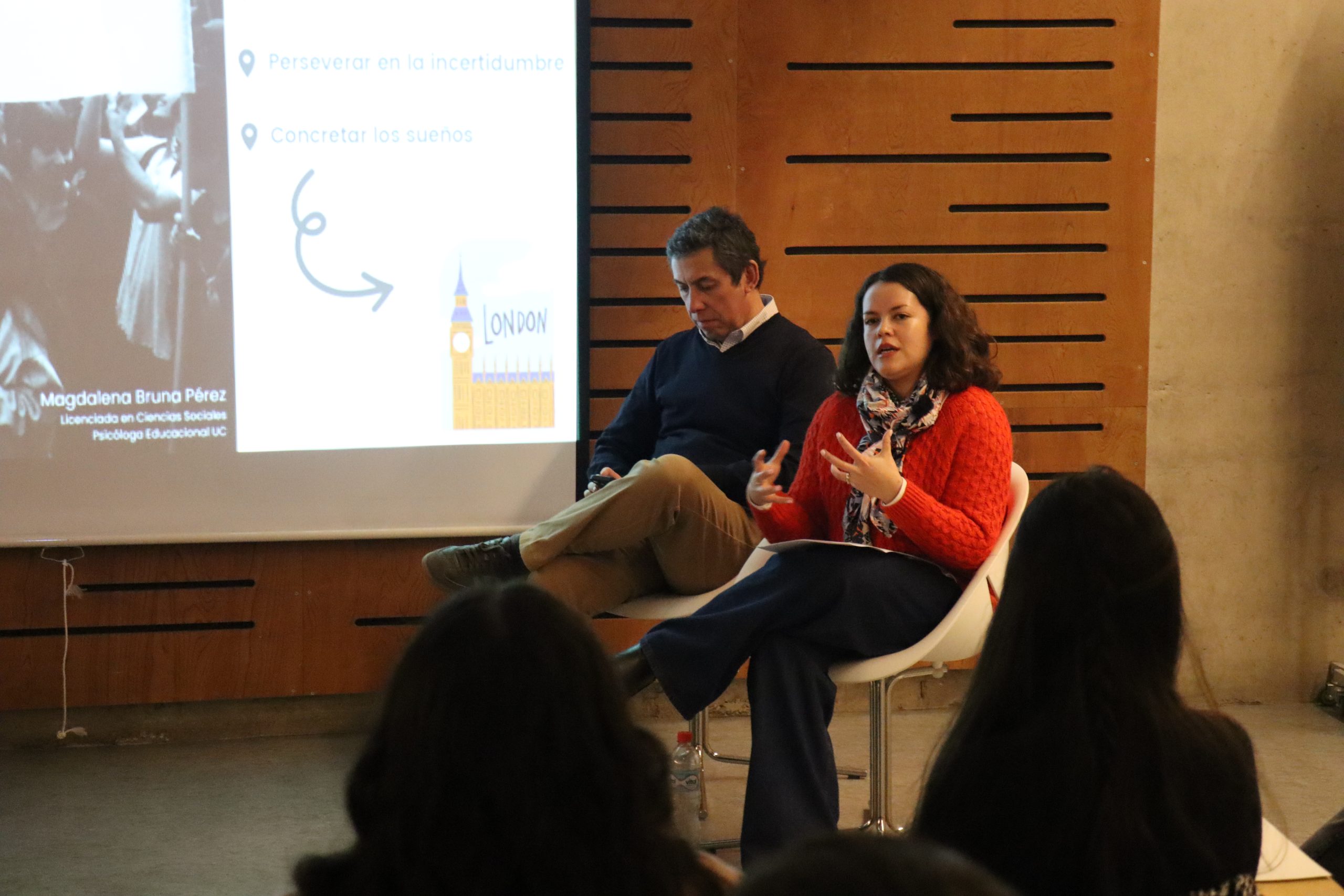 Expositora del taller hablando sentada, y a su lado otro expositor.