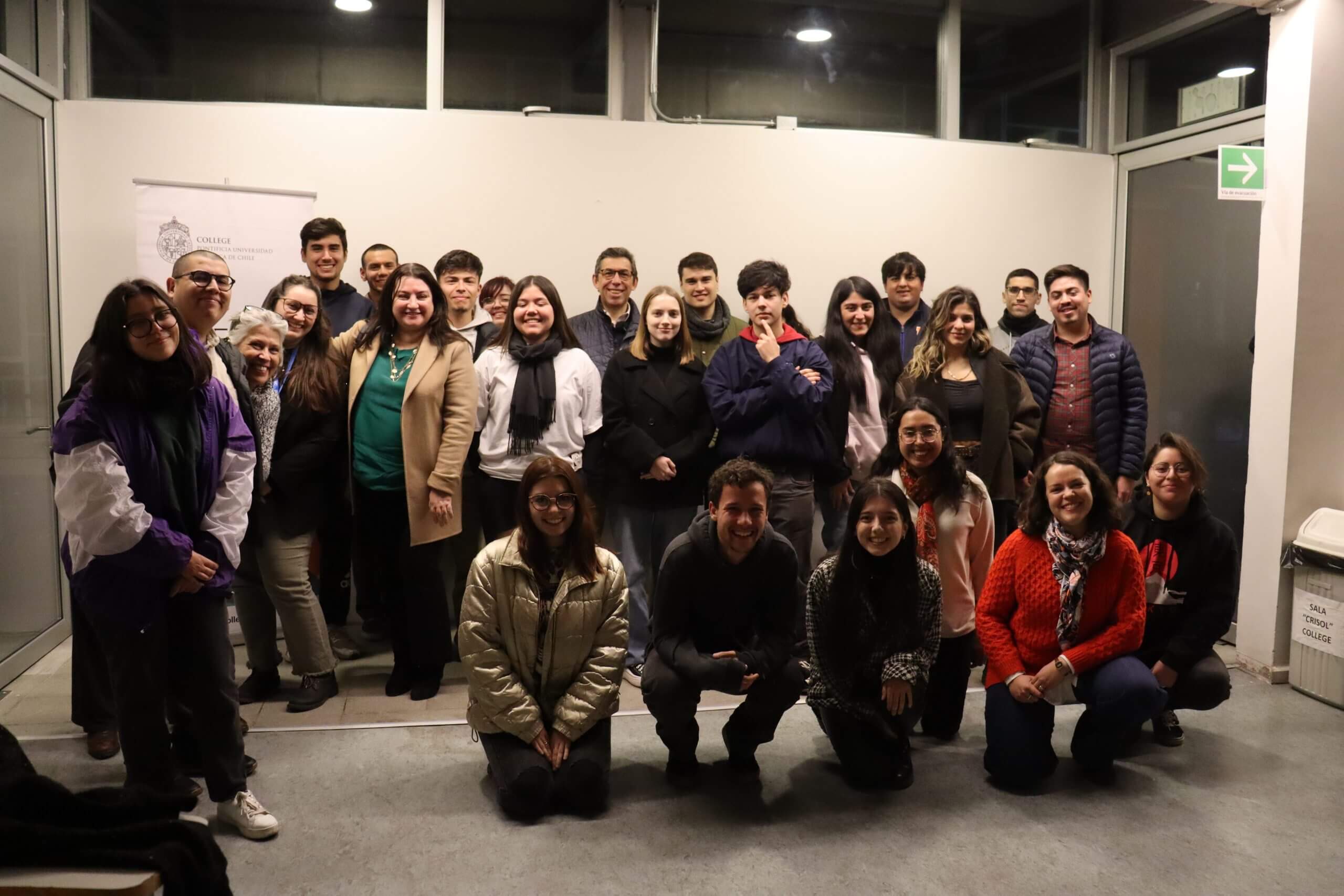 Foto grupal de los expositores del taller junto al equipo de College y los estudiantes que asistieron.
