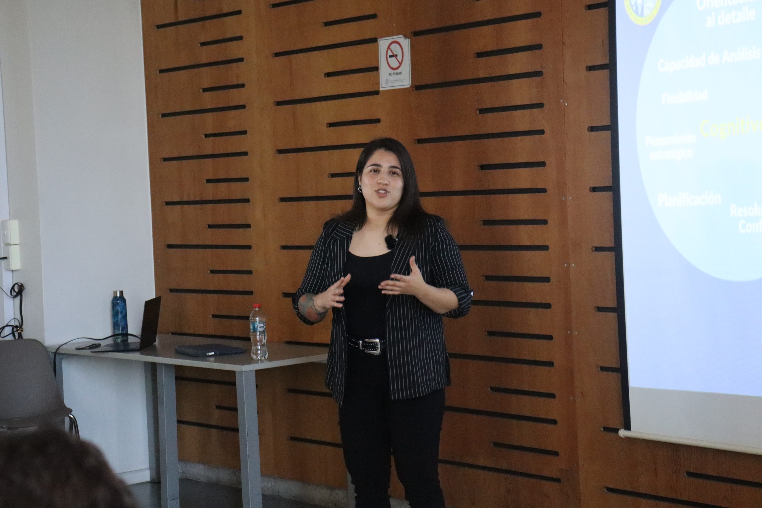 Mujer exponiendo.